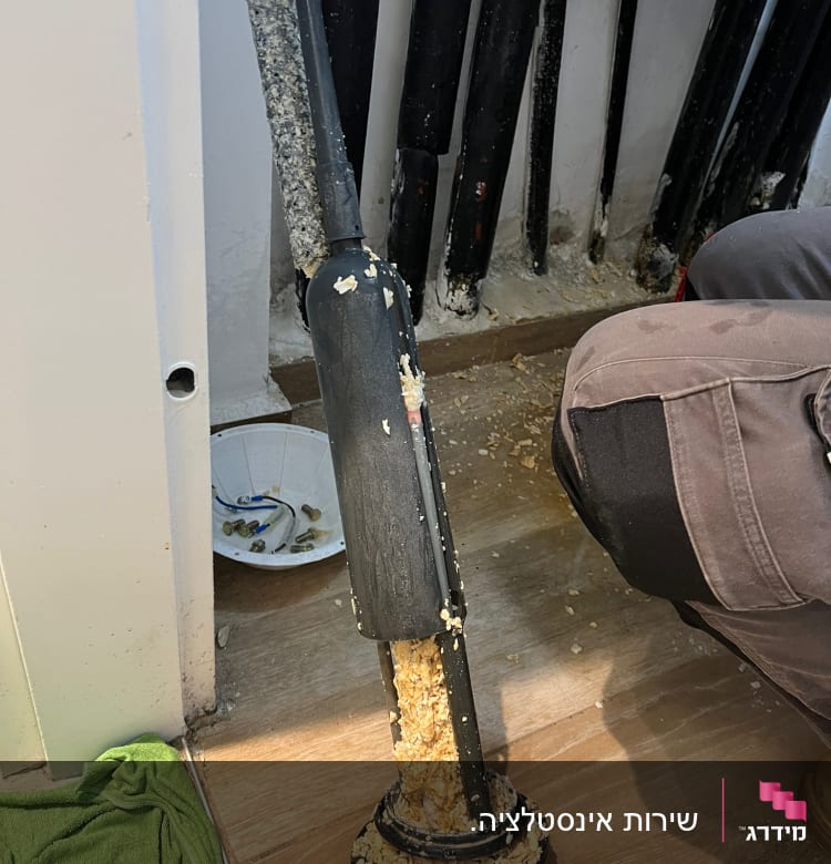 כלי אינסטלציה עם חומר סתימה על הרצפה